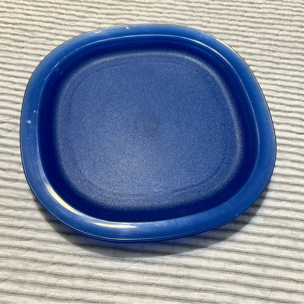 Vintage Tupperware Blue 9.5” microwaveable square luncheon plates (set of 4) - Picture 7 of 7